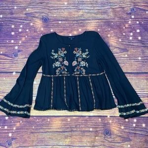 Womens American Eagle navy boho floral top with bell sleeves. Size Medium. GUC.